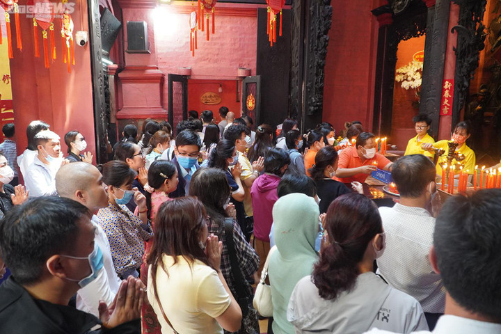TP.HCM: Nhiều người tới chùa Ngọc Hoàng rót dầu, dâng lễ mong sức khỏe, bình an - 1