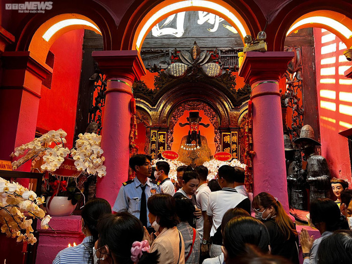 TP.HCM: Nhiều người tới chùa Ngọc Hoàng rót dầu, dâng lễ mong sức khỏe, bình an - 11