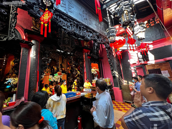 TP.HCM: Nhiều người tới chùa Ngọc Hoàng rót dầu, dâng lễ mong sức khỏe, bình an - 3