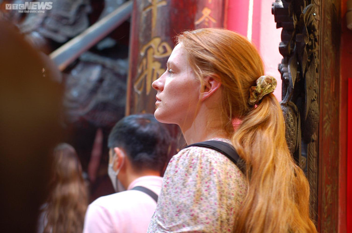 TP.HCM: Nhiều người tới chùa Ngọc Hoàng rót dầu, dâng lễ mong sức khỏe, bình an - 5