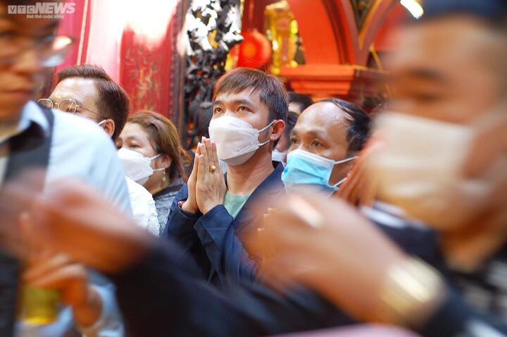 TP.HCM: Nhiều người tới chùa Ngọc Hoàng rót dầu, dâng lễ mong sức khỏe, bình an - 12