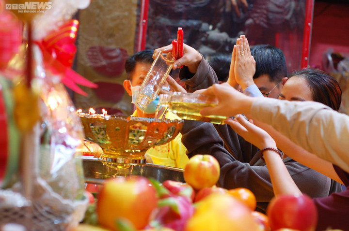 TP.HCM: Nhiều người tới chùa Ngọc Hoàng rót dầu, dâng lễ mong sức khỏe, bình an - 7
