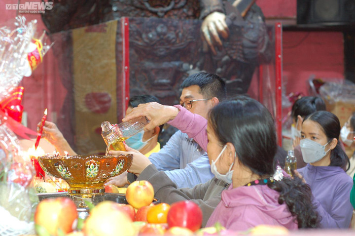 TP.HCM: Nhiều người tới chùa Ngọc Hoàng rót dầu, dâng lễ mong sức khỏe, bình an - 8