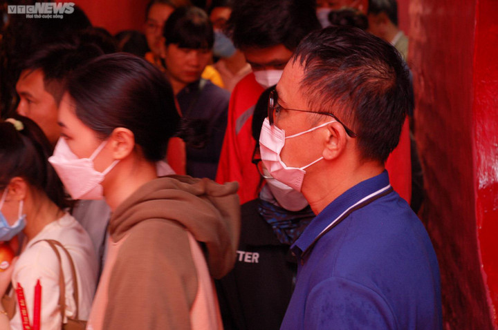 TP.HCM: Nhiều người tới chùa Ngọc Hoàng rót dầu, dâng lễ mong sức khỏe, bình an - 9