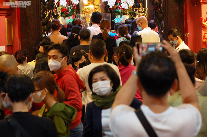 TP.HCM: Nhiều người tới chùa Ngọc Hoàng rót dầu, dâng lễ mong sức khỏe, bình an - 2