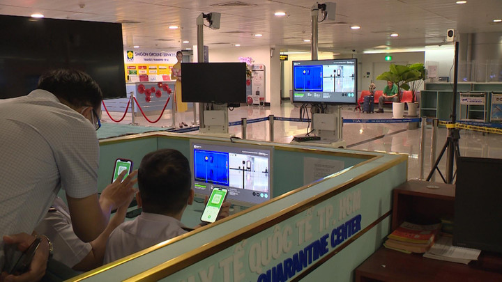 Bộ Y tế yêu cầu treo biển 'đeo khẩu trang' ở chùa, khu vui chơi - 1