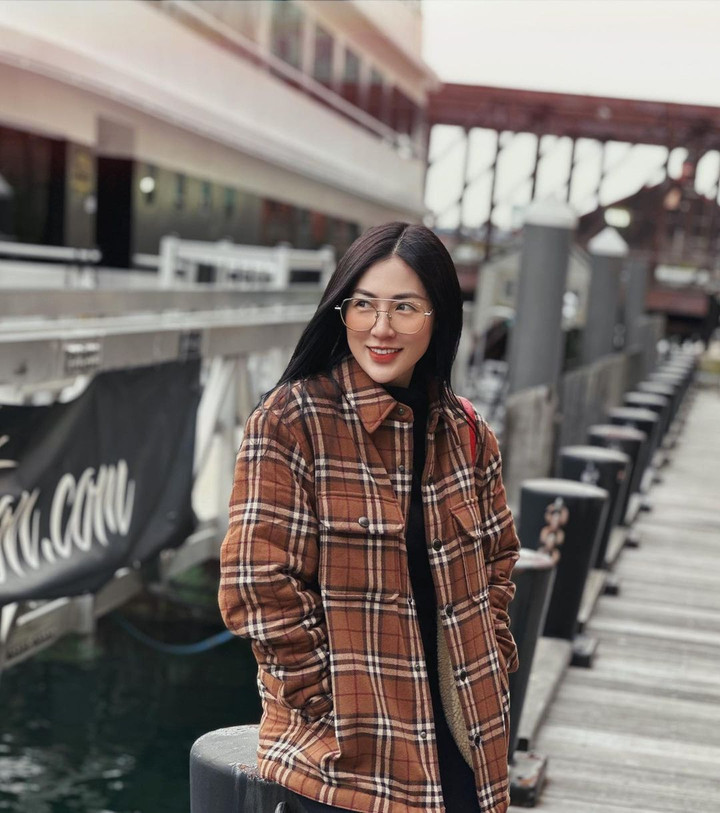 Sao Việt 1/2: Trịnh Kim Chi gợi cảm ở tuổi 52, Trấn Thành khoe ảnh cũ bên em gái - 8