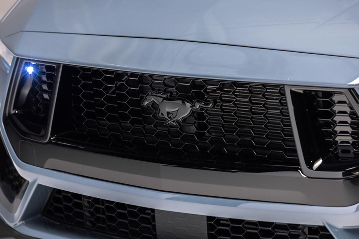 Chiếc Ford Mustang GT 2024 đầu tiên được bán với giá 565.000 USD - 10