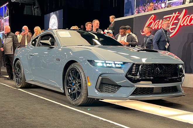 Chiếc Ford Mustang GT 2024 đầu tiên được bán với giá 565.000 USD - 1