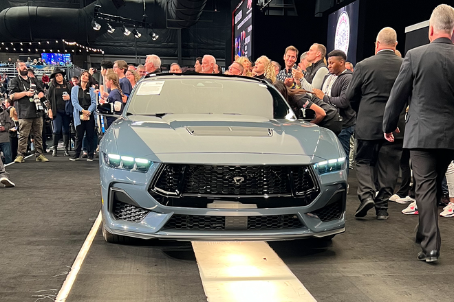 Chiếc Ford Mustang GT 2024 đầu tiên được bán với giá 565.000 USD - 2