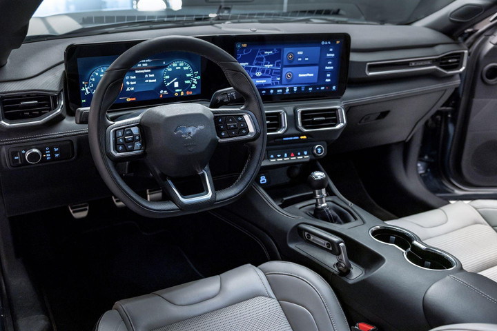 Chiếc Ford Mustang GT 2024 đầu tiên được bán với giá 565.000 USD - 6