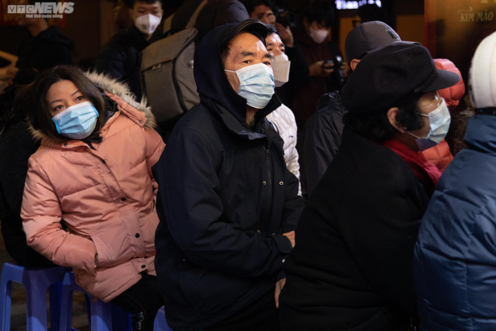 Xếp hàng từ 4 giờ sáng chờ mua vàng ngày vía Thần Tài ở Hà Nội - 3