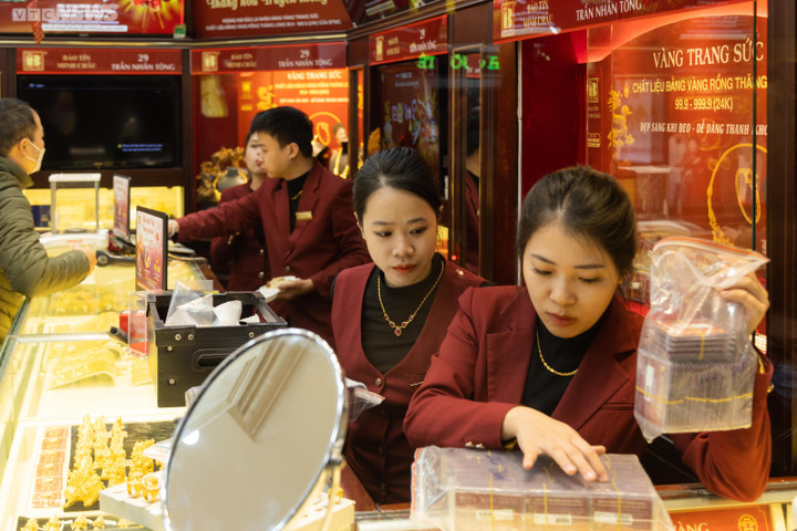 Xếp hàng từ 4 giờ sáng chờ mua vàng ngày vía Thần Tài ở Hà Nội - 4