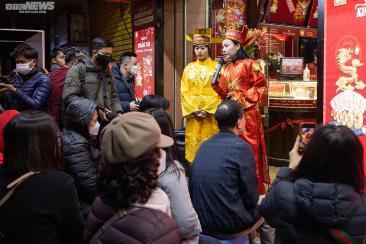 Xếp hàng từ 4 giờ sáng chờ mua vàng ngày vía Thần Tài ở Hà Nội - 11