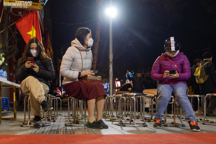 Xếp hàng từ 4 giờ sáng chờ mua vàng ngày vía Thần Tài ở Hà Nội - 1