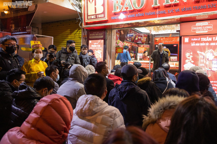 Xếp hàng từ 4 giờ sáng chờ mua vàng ngày vía Thần Tài ở Hà Nội - 2
