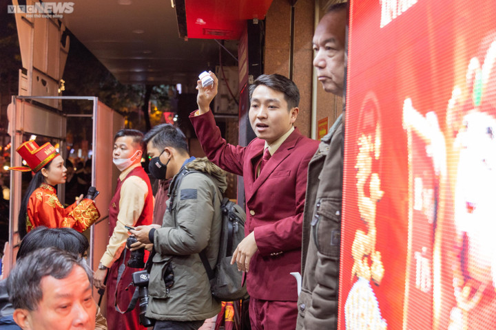 Xếp hàng từ 4 giờ sáng chờ mua vàng ngày vía Thần Tài ở Hà Nội - 5