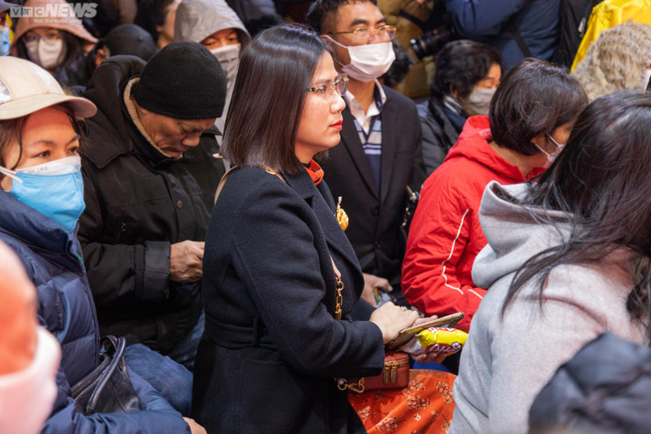 Xếp hàng từ 4 giờ sáng chờ mua vàng ngày vía Thần Tài ở Hà Nội - 7