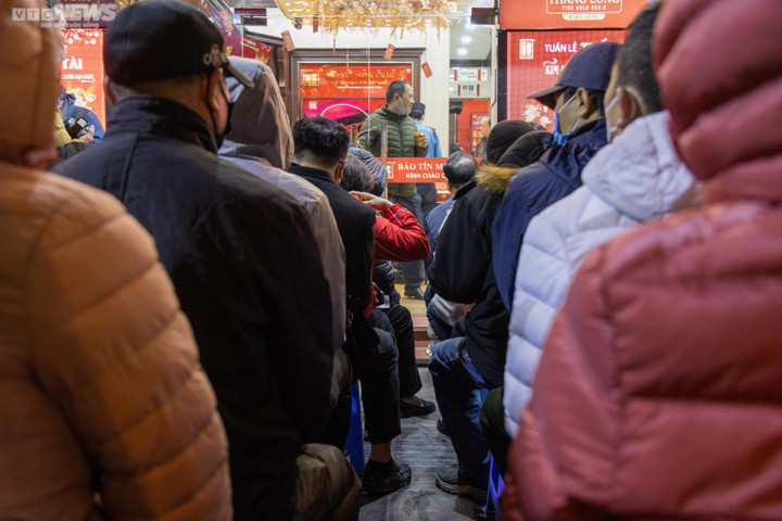 Xếp hàng từ 4 giờ sáng chờ mua vàng ngày vía Thần Tài ở Hà Nội - 9