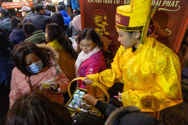 Xếp hàng từ 4 giờ sáng chờ mua vàng ngày vía Thần Tài ở Hà Nội - 13