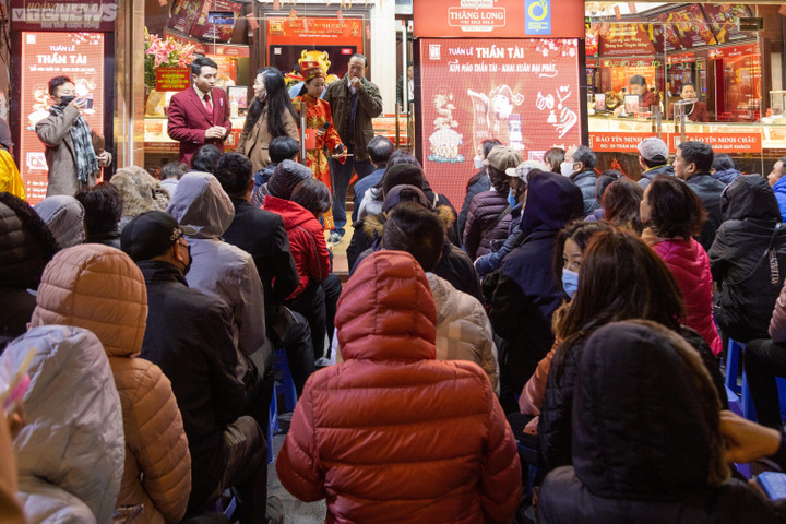 Xếp hàng từ 4 giờ sáng chờ mua vàng ngày vía Thần Tài ở Hà Nội - 10