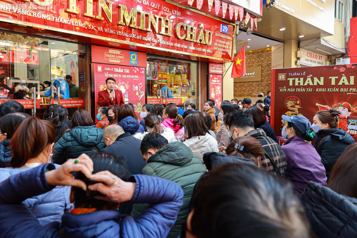 Tranh thủ nghỉ trưa, khách đổ xô đi mua vàng vía Thần Tài - 1