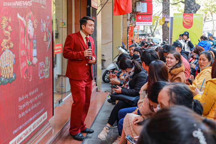 Tranh thủ nghỉ trưa, khách đổ xô đi mua vàng vía Thần Tài - 4