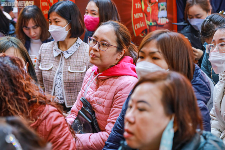 Tranh thủ nghỉ trưa, khách đổ xô đi mua vàng vía Thần Tài - 3