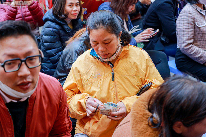 Tranh thủ nghỉ trưa, khách đổ xô đi mua vàng vía Thần Tài - 5