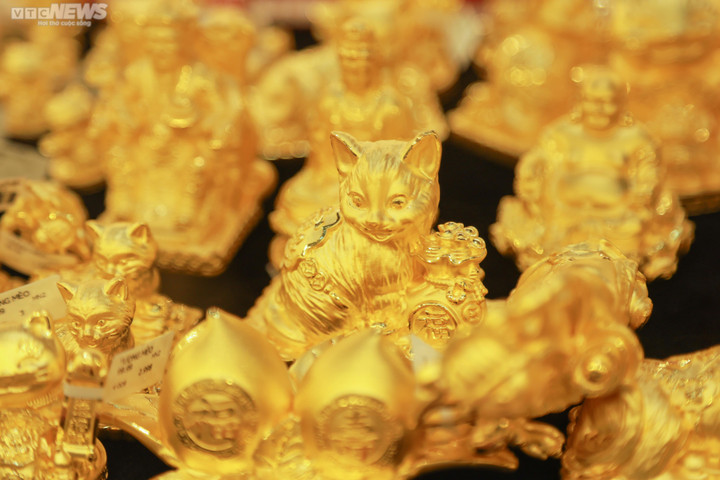 Tranh thủ nghỉ trưa, khách đổ xô đi mua vàng vía Thần Tài - 14