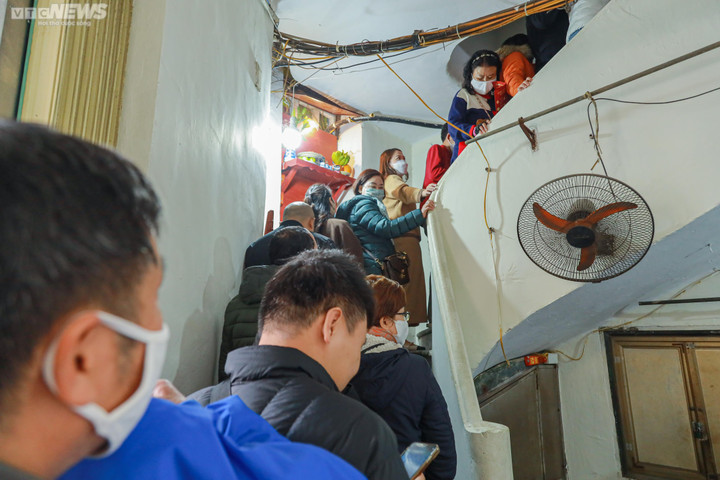 Tranh thủ nghỉ trưa, khách đổ xô đi mua vàng vía Thần Tài - 6