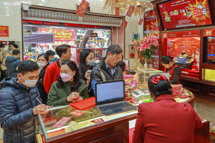 Tranh thủ nghỉ trưa, khách đổ xô đi mua vàng vía Thần Tài - 10
