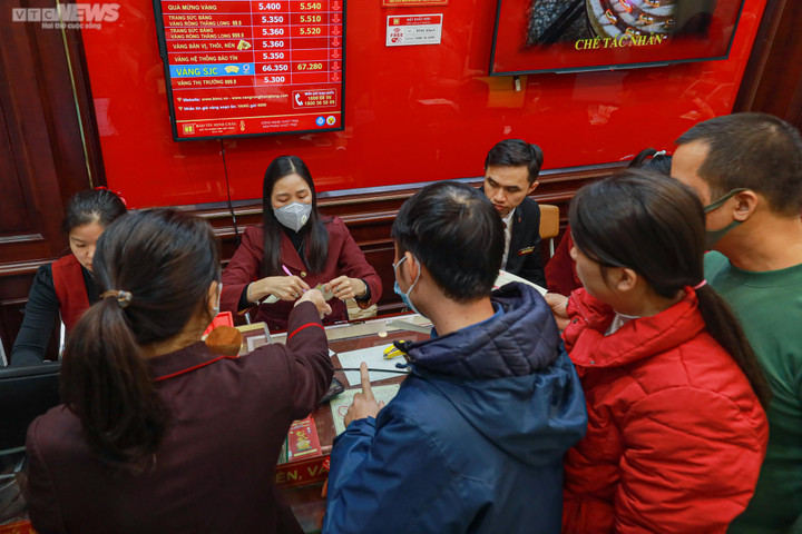 Tranh thủ nghỉ trưa, khách đổ xô đi mua vàng vía Thần Tài - 11