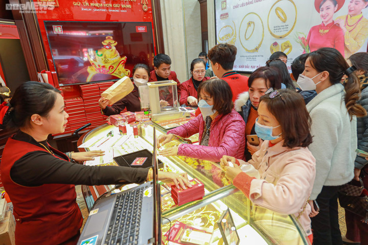 Tranh thủ nghỉ trưa, khách đổ xô đi mua vàng vía Thần Tài - 8