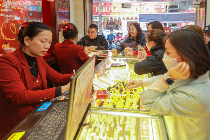 Tranh thủ nghỉ trưa, khách đổ xô đi mua vàng vía Thần Tài - 9