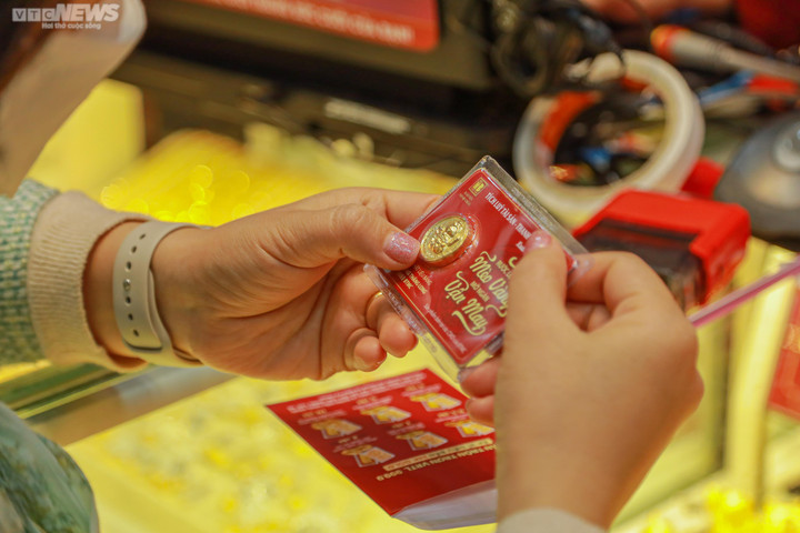 Tranh thủ nghỉ trưa, khách đổ xô đi mua vàng vía Thần Tài - 13