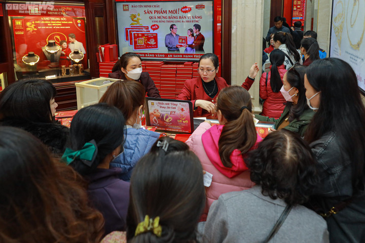 Tranh thủ nghỉ trưa, khách đổ xô đi mua vàng vía Thần Tài - 7