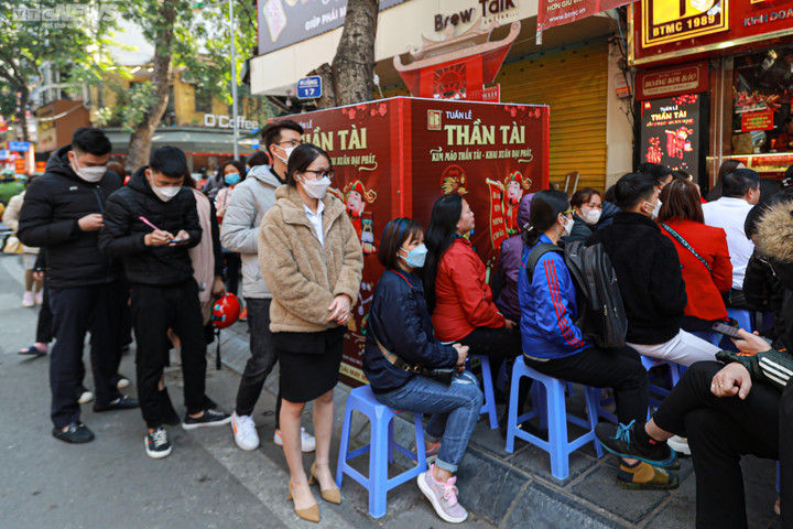 Tranh thủ nghỉ trưa, khách đổ xô đi mua vàng vía Thần Tài - 15