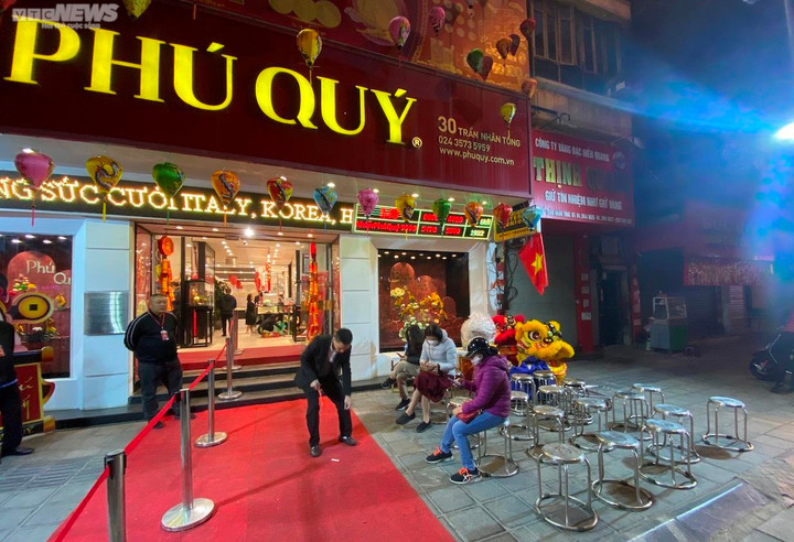 Xếp hàng từ 4 giờ sáng chờ mua vàng ngày vía Thần Tài ở Hà Nội - 16