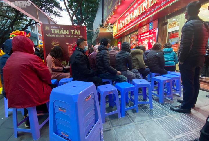 Xếp hàng từ 4 giờ sáng chờ mua vàng ngày vía Thần Tài ở Hà Nội - 14