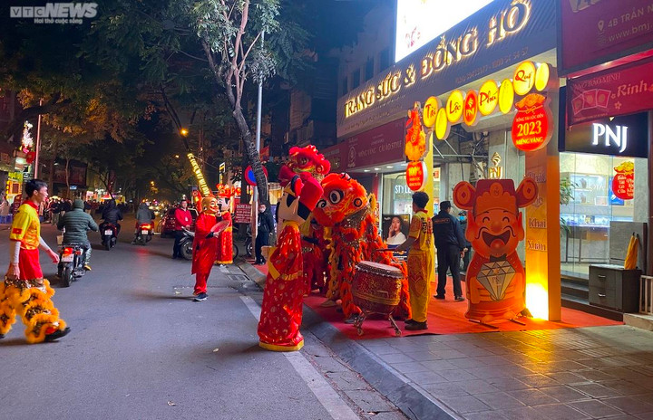 Xếp hàng từ 4 giờ sáng chờ mua vàng ngày vía Thần Tài ở Hà Nội - 15