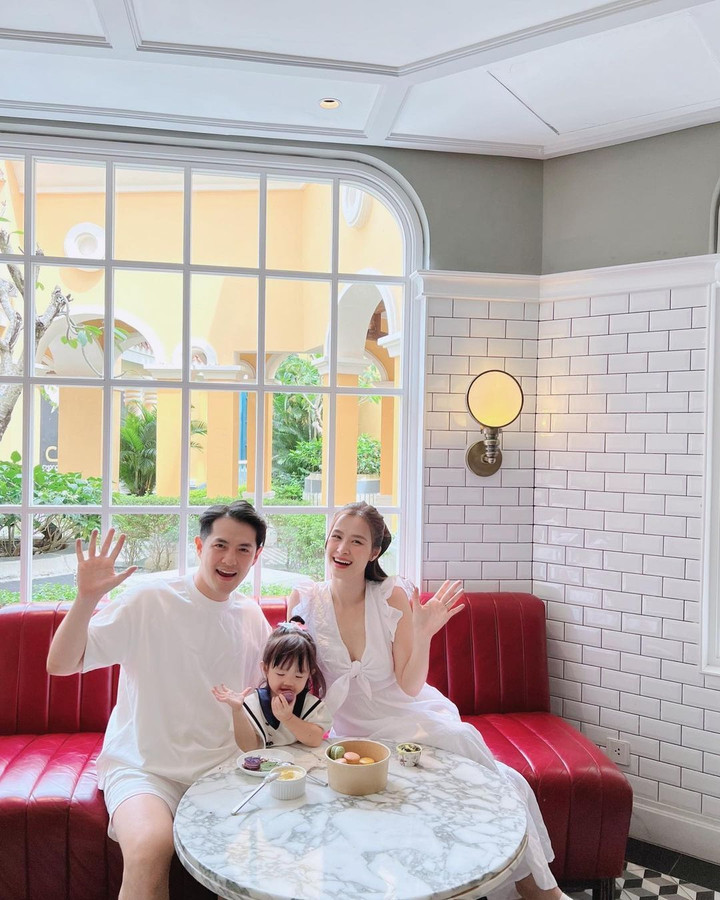 Sao Việt 1/2: Trịnh Kim Chi gợi cảm ở tuổi 52, Trấn Thành khoe ảnh cũ bên em gái - 9