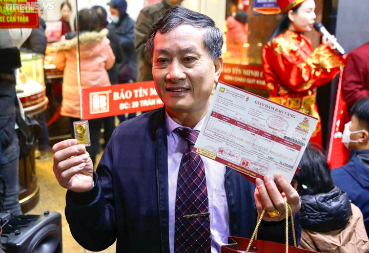 Xếp hàng từ 4 giờ sáng chờ mua vàng ngày vía Thần Tài ở Hà Nội - 12