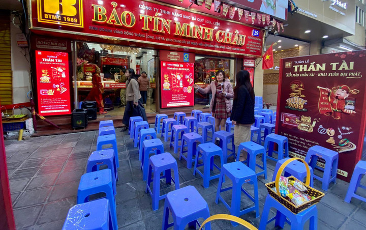 Xếp hàng từ 4 giờ sáng chờ mua vàng ngày vía Thần Tài ở Hà Nội - 18