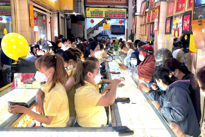 Xếp hàng từ 4 giờ sáng chờ mua vàng ngày vía Thần Tài ở Hà Nội - 19