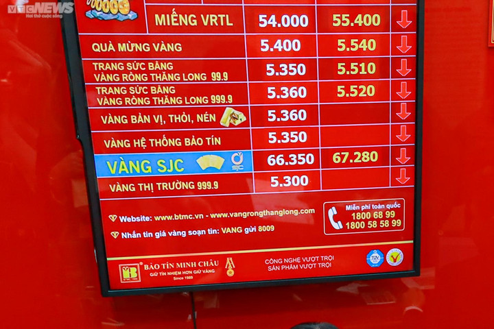 Tranh thủ nghỉ trưa, khách đổ xô đi mua vàng vía Thần Tài - 12