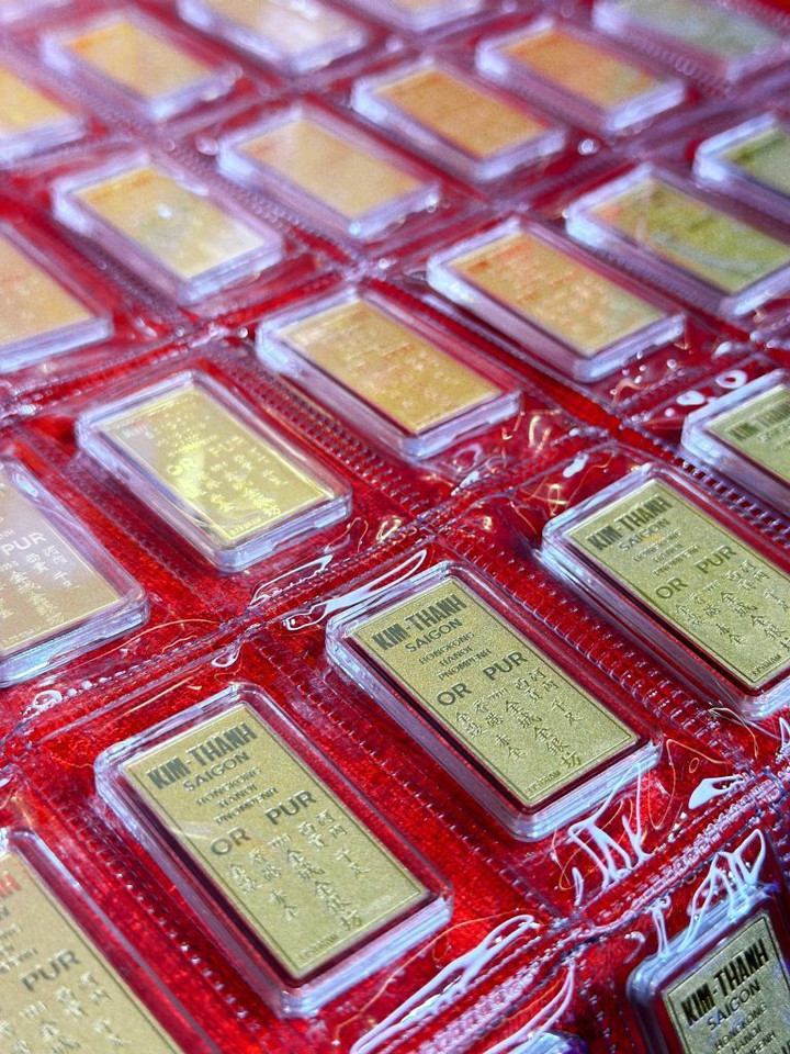 Mua sắm vàng tại gian hàng Ancarat trong lễ hội đền Trần ở Nam Định - 2