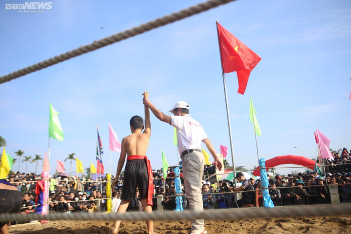 Trai tráng cởi trần đọ sức, tranh tài ở hội vật làng Sình xứ Huế - 11