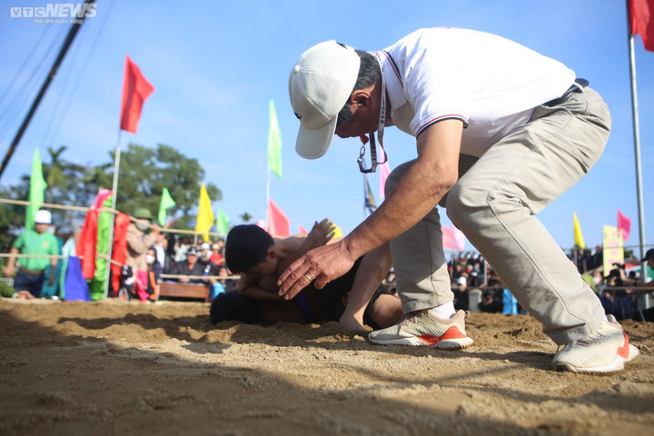 Trai tráng cởi trần đọ sức, tranh tài ở hội vật làng Sình xứ Huế - 6