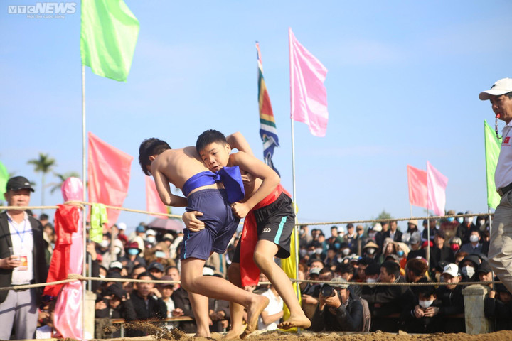 Trai tráng cởi trần đọ sức, tranh tài ở hội vật làng Sình xứ Huế - 7